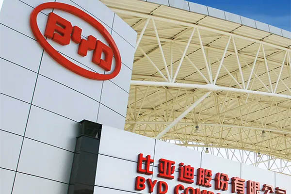 比亚迪突然出手！新能源巨头竞相布局上游(图1)